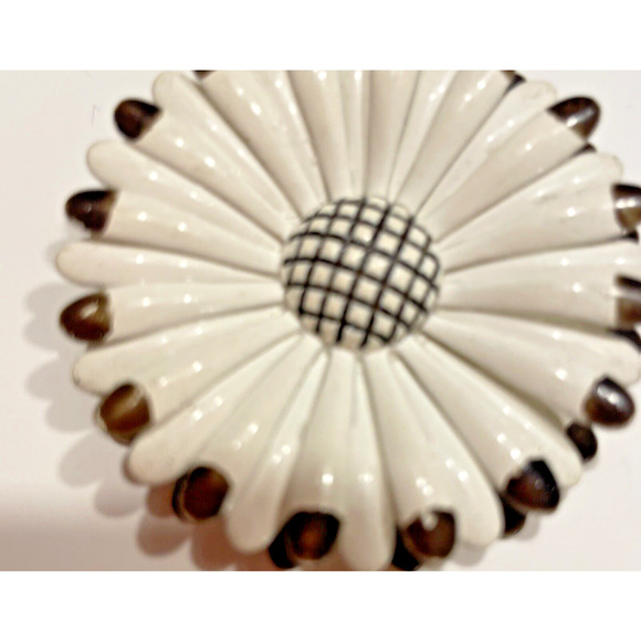Vintage Enameled Pearlescent ivory white Flower Brooch Gold tone 1960s fashion - Picture 4 of 5